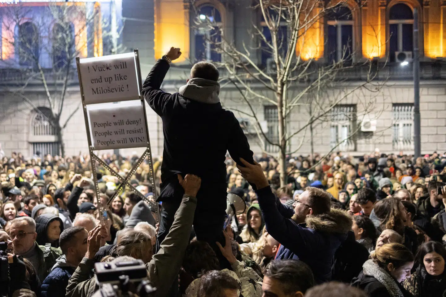 Tusindvis af oppositionstilhængere demonstrerer mandag aften i Serbiens hovedstad, Beograd. De mener, at præsident Aleksandar Vucic' regeringsparti, SNS, har snydt ved valget.