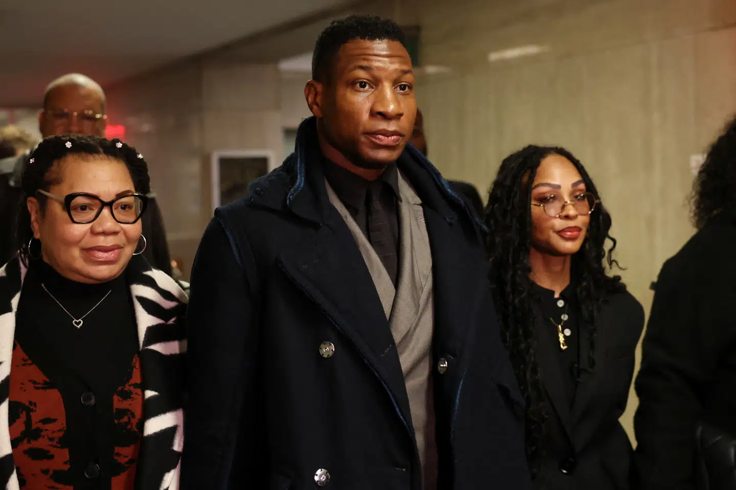 Skuespiller Jonathan Majors ankommer til retten i New York, hvor han nu er blevet dømt for et voldeligt overfald mod sin ekskæreste tilbage i marts måned.