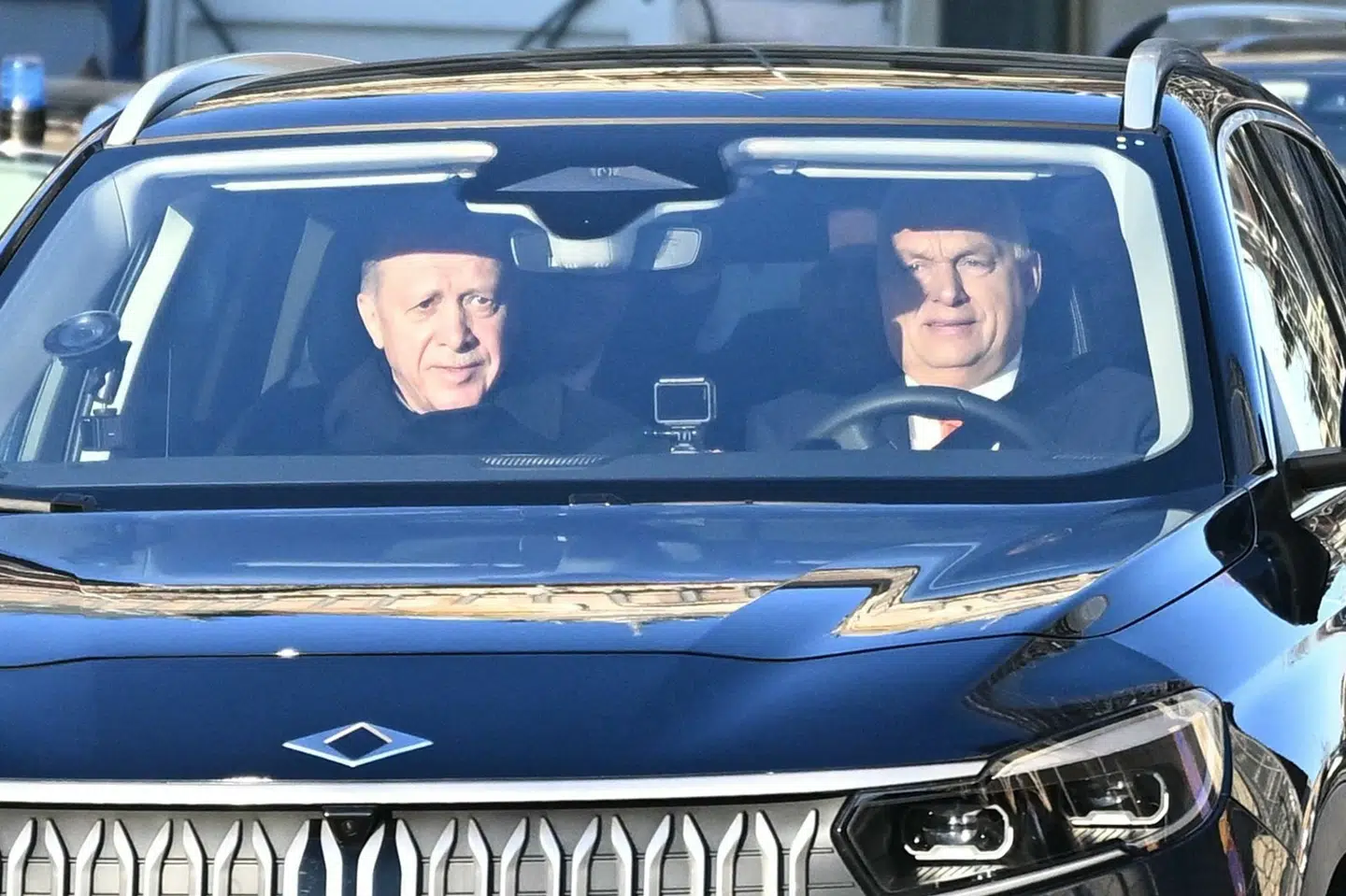 Ungarns premierminister, Viktor Orbán (t.h.), sad selv bag rattet, da han havde den tyrkiske præsident, Recep Tayyip Erdogan, på besøg mandag. Her blev Erdogan budt velkommen med en militær æresparade i Budapest.