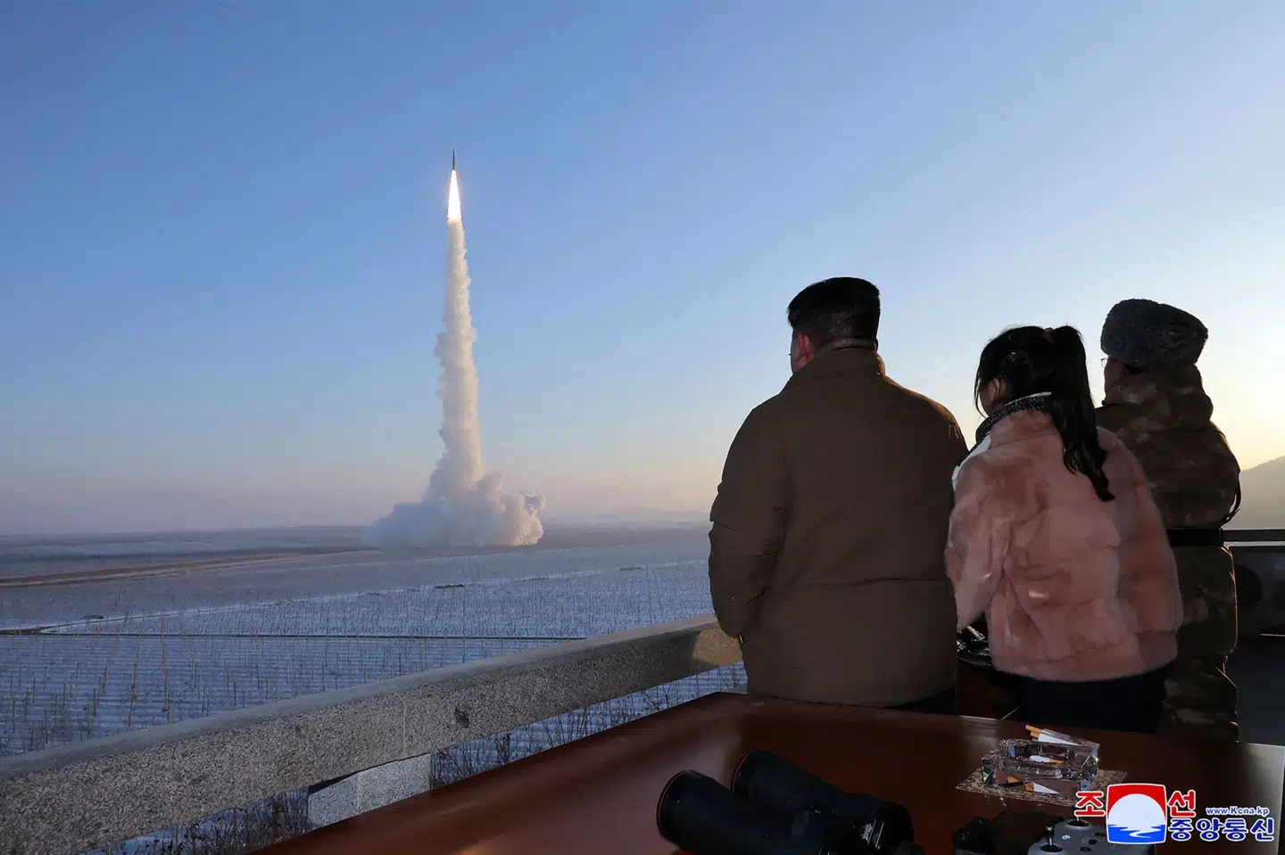 Her ses Nordkoreas leder, Kim Jong-un, og hans datter overvære affyringen af landets nye missil Hwasong 18. Billedet er udgivet af den nordkoreanske regering via landets statslige nyhedsbureau KCNA.
