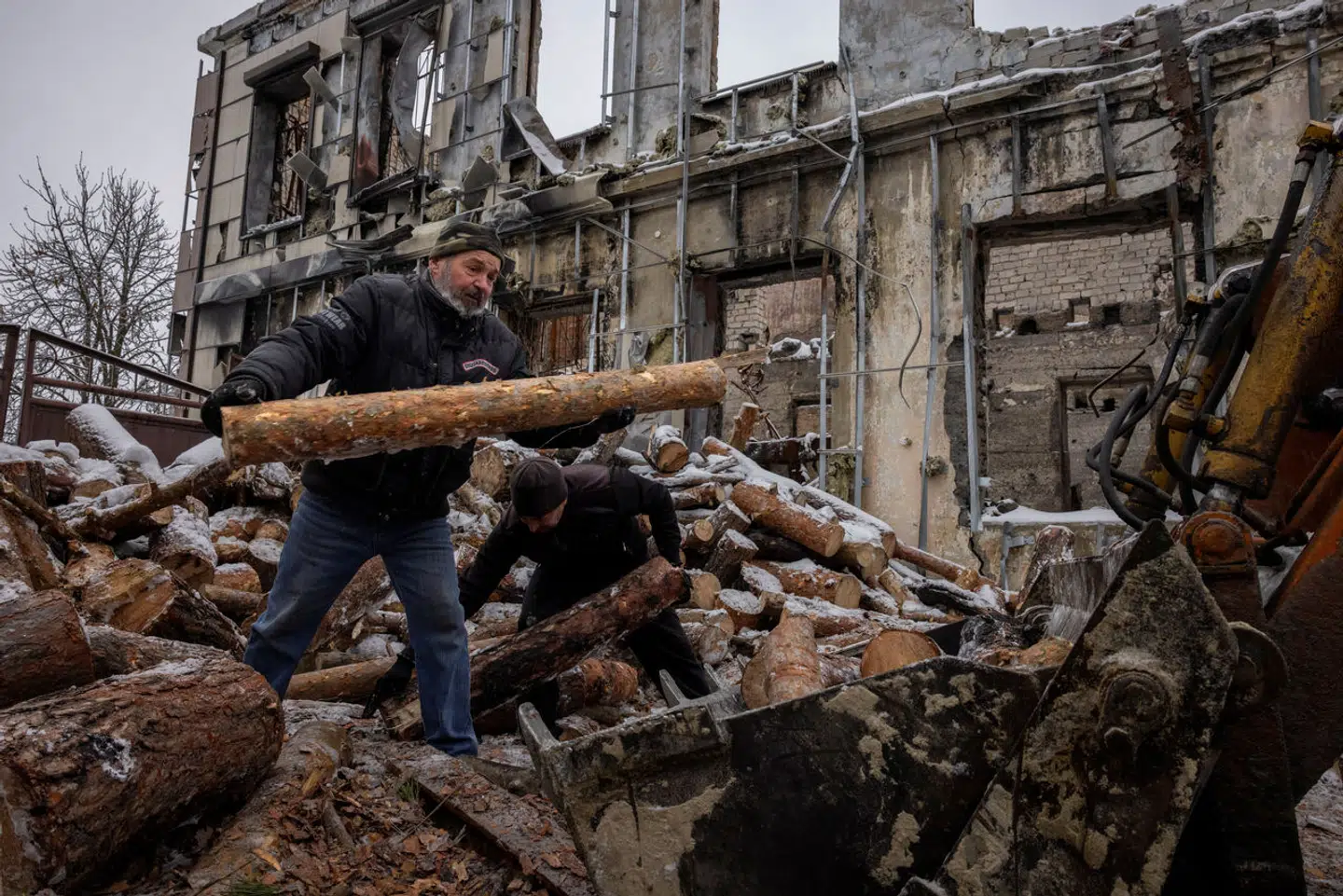 Hvis Rusland havde løbet Ukraine over ende, er der så nogen, der tror, at de havde stoppet dér? spørger Lulu Tøpholm. Her samler ukrainere brænde 14. december til at varme huse uden varme efter et russisk angreb.