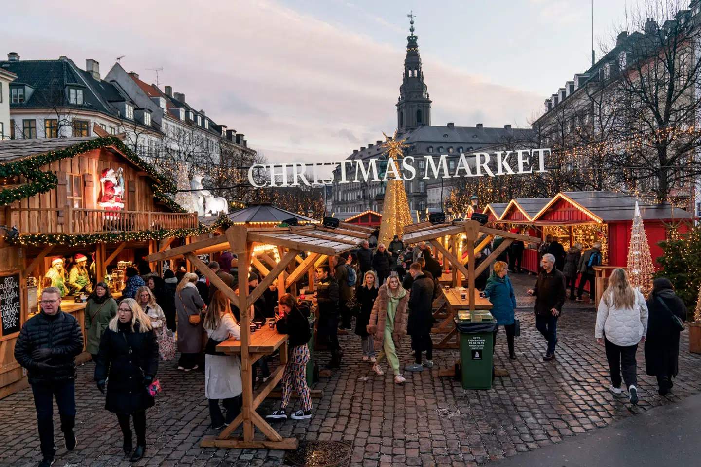 De københavnske julemarkeder tiltrækker hundredtusindvis af mennesker hvert år. Og det er altså ikke kun udenlandske turister, skriver Mette Reissmann og Anders Kronborg.