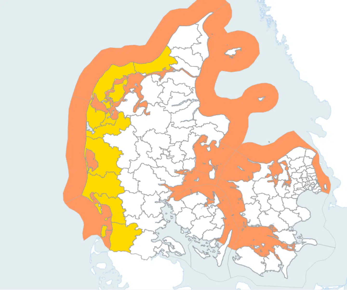 I de orange områder er et forvarsel om forhøjet vandstand i fredagsdøgnet. I de gule områder er der risiko for stormende kuling torsdag og fredag.