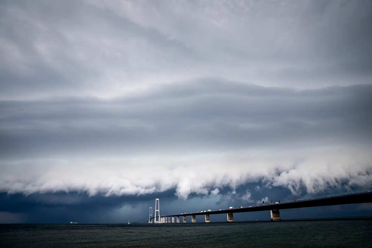 Vinden kommer til at blæse ind over landet fra nordvestlig retning, hvilket kan være afgørende for blandt andet diverse broer.