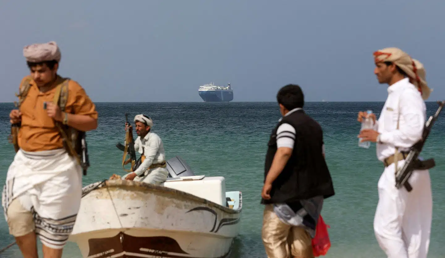 Bevæbnede mænd foran containerskibet Galaxy Leader, som blev overtaget af Houthi-styrker i Yemen i sidste måned.