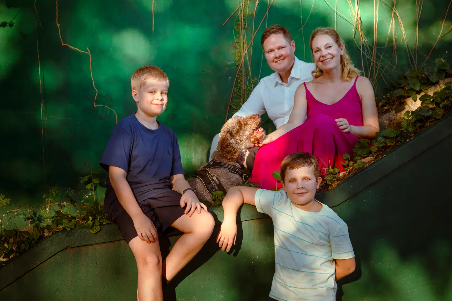 Simon Hovmand-Stilling er flyttet til brasilianske Rio for at udfylde stillingen som administrerende direktør for Better Collective i Sydamerika. Han har taget sin familie med. Fra venstre ses Viggo, Simon, Otto og Mette. I midten ses Sonja, familiens hund.