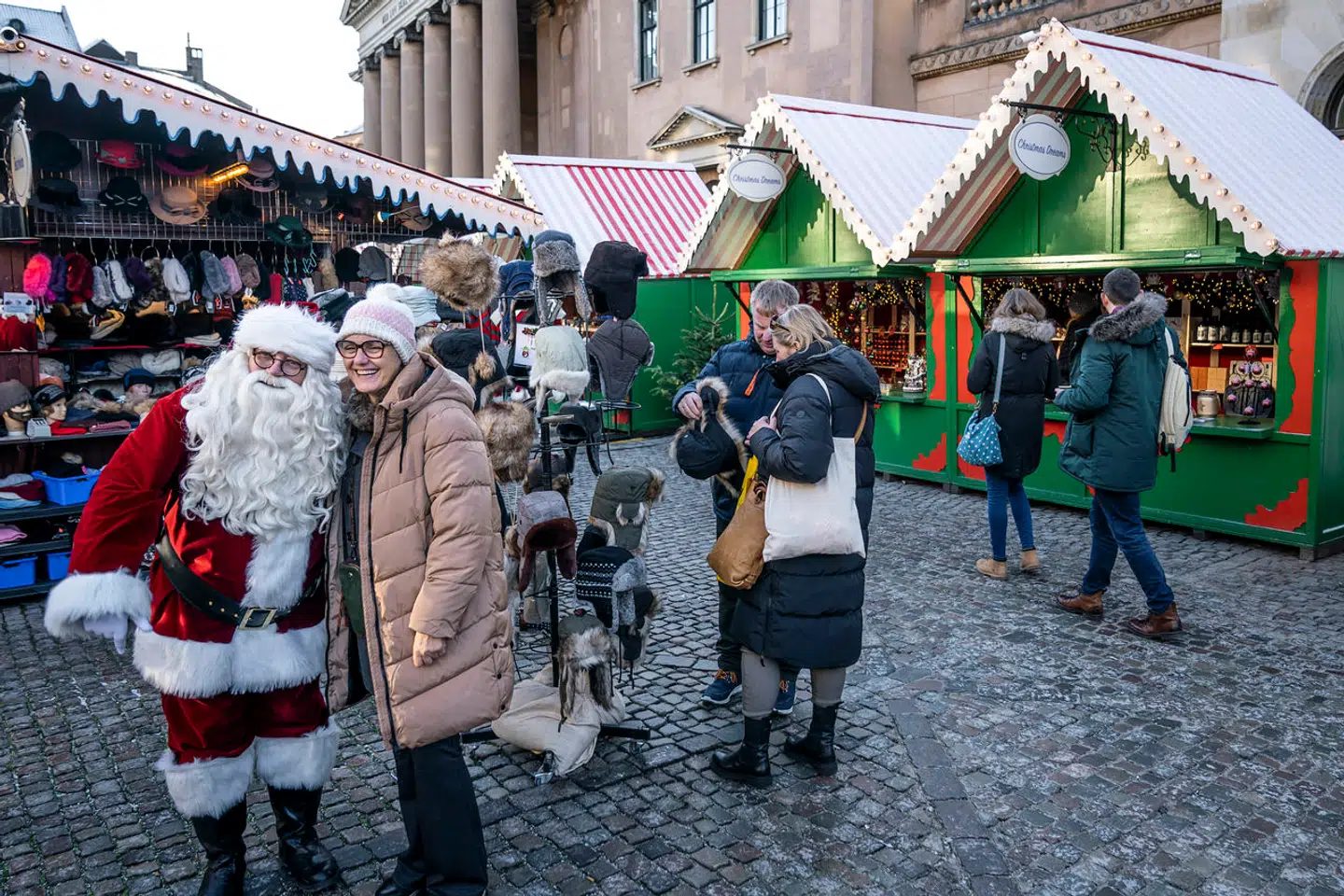 Julemanden på besøg på det såkaldte H.C. Andersen-julemarked på Nytorv i København i 2022.