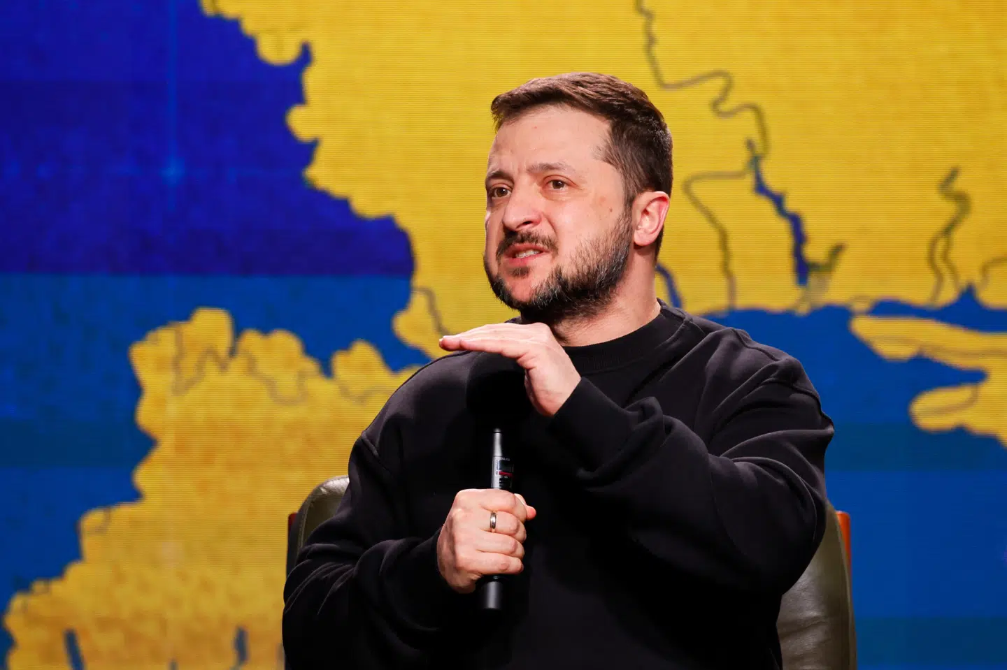 Med et europakort som bagtæppe har Ukraines præsident, Volodymyr Zelenskyj, tirsdag indkaldt til en længere pressekonference for at gøre status over 2023.