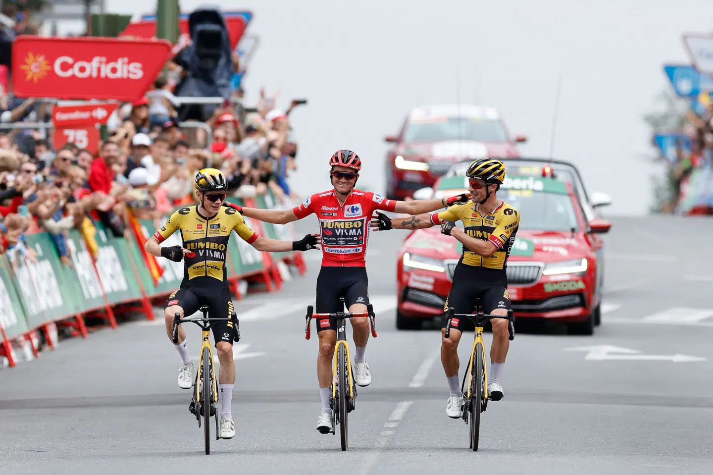 Jonas Vingegaard (tv.), Sepp Kuss (i midten) og Primoz Roglic sørgede for et rent Jumbo-Visma-podie i dette års Vuelta. Men undervejs var alt næppe fryd og gammen.