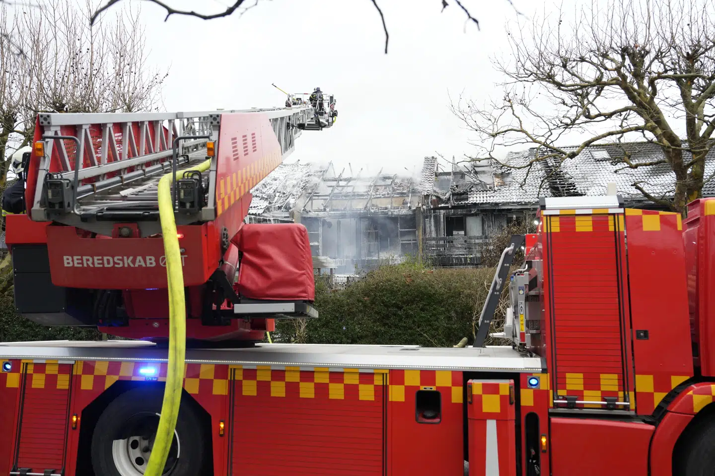 Brandvæsnet er massivt til stede på Maglehøj i Farum, hvor flere rækkehuse står i brand onsdag formiddag.