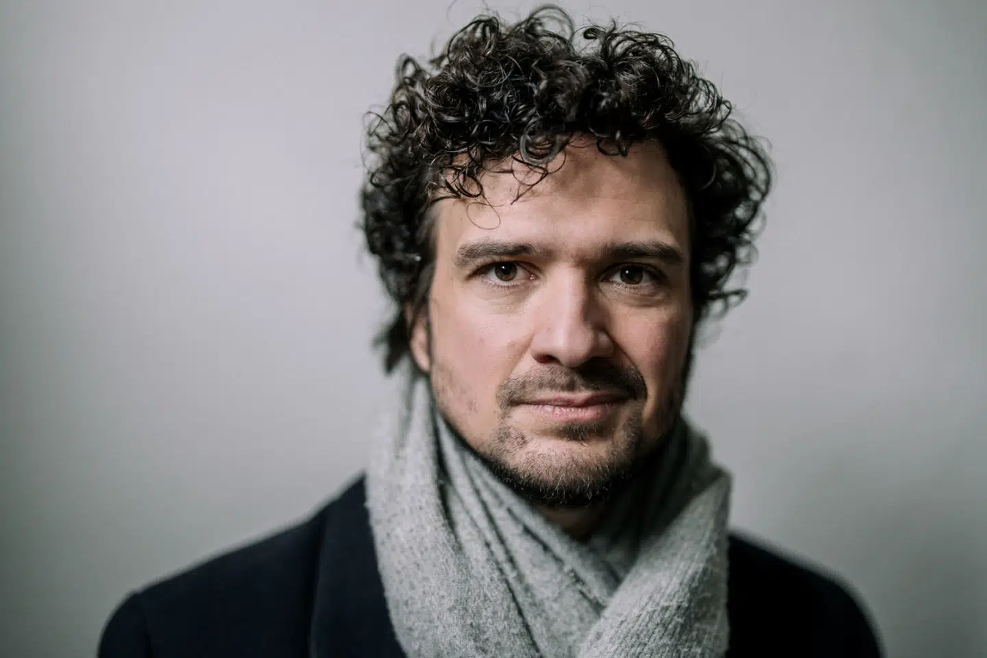 At have adhd eller autisme er som at have hånden på en kogeplade, imens samfundet holder den fast og hvisker, at smerten nok skal gå væk, hvis man forholder sig i ro. Sådan skriver Oliver Tonning.