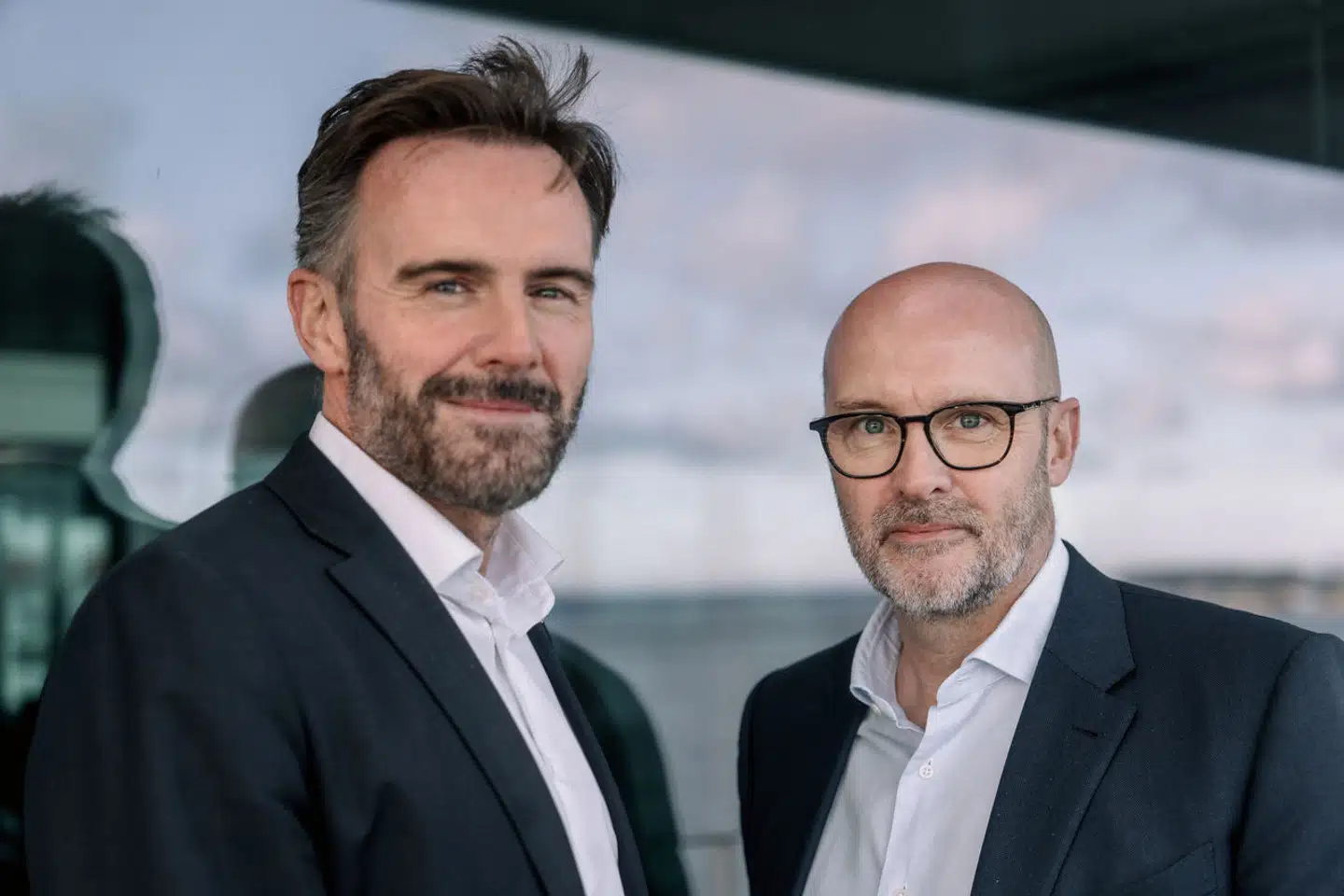 Peter Stensgaard Mørch (tv.) og Lars Stensgaard Mørch er brødre. Ud over at være vokset op præcis det samme sted, er de nu også begge røget til tops i dansk erhvervsliv i henholdsvis PensionDanmark og Jyske Bank.