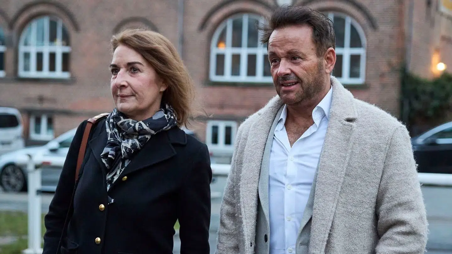 Mette Grith Stage og Dennis Knudsen foran byretten i Aarhus onsdag den 20. december 2023. Dennis Knudsen er tiltalt for vold mod en ansat ved Molslinjen, for vanvidskørsel på havnen i Aarhus, og for hærværk mod bommene ved færgelejet og tre af rederiets computere. (Foto: Mikkel Berg Pedersen/Ritzau Scanpix)