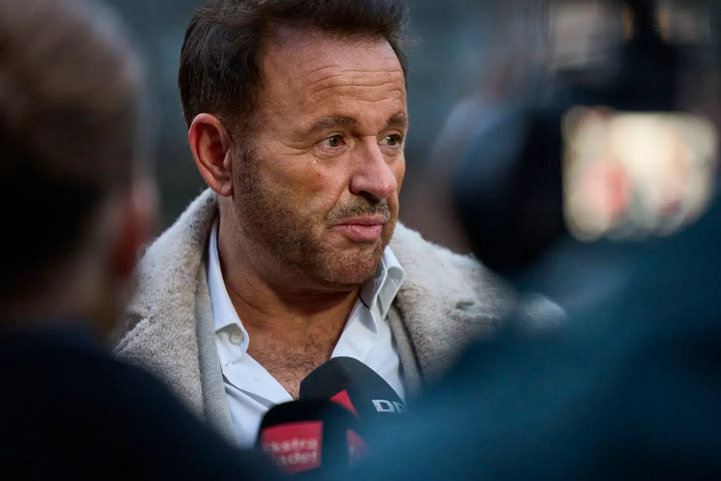 Pressen var massivt til stede, da frisør og stylist Dennis Knudsen onsdag mødte op ved retten i Aarhus. Han er tiltalt for hærværk, overtrædelse af færdselsloven samt grov vold. (Foto: Mikkel Berg Pedersen/Ritzau Scanpix)