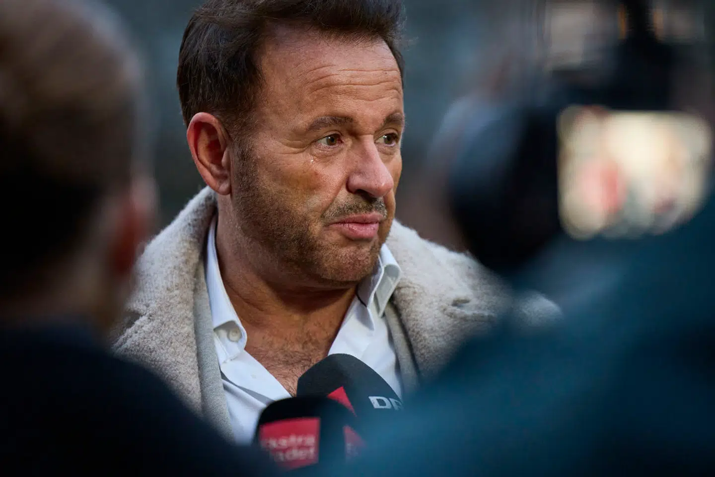 Pressen var massivt til stede, da frisør og stylist Dennis Knudsen onsdag mødte op ved retten i Aarhus. Han er tiltalt for hærværk, overtrædelse af færdselsloven samt grov vold. (Foto: Mikkel Berg Pedersen/Ritzau Scanpix)