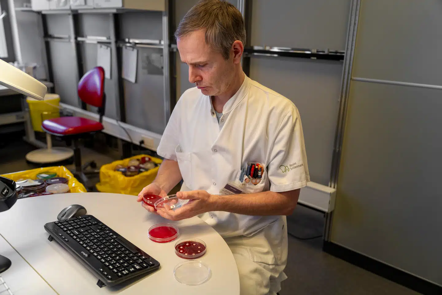 Ulrik Stenz Justesen, overlæge på Odense Universitetshospital, forsker i en særlig type bakterie, som overraskende mange af os bærer rundt på – og som ikke er helt ufarlig.