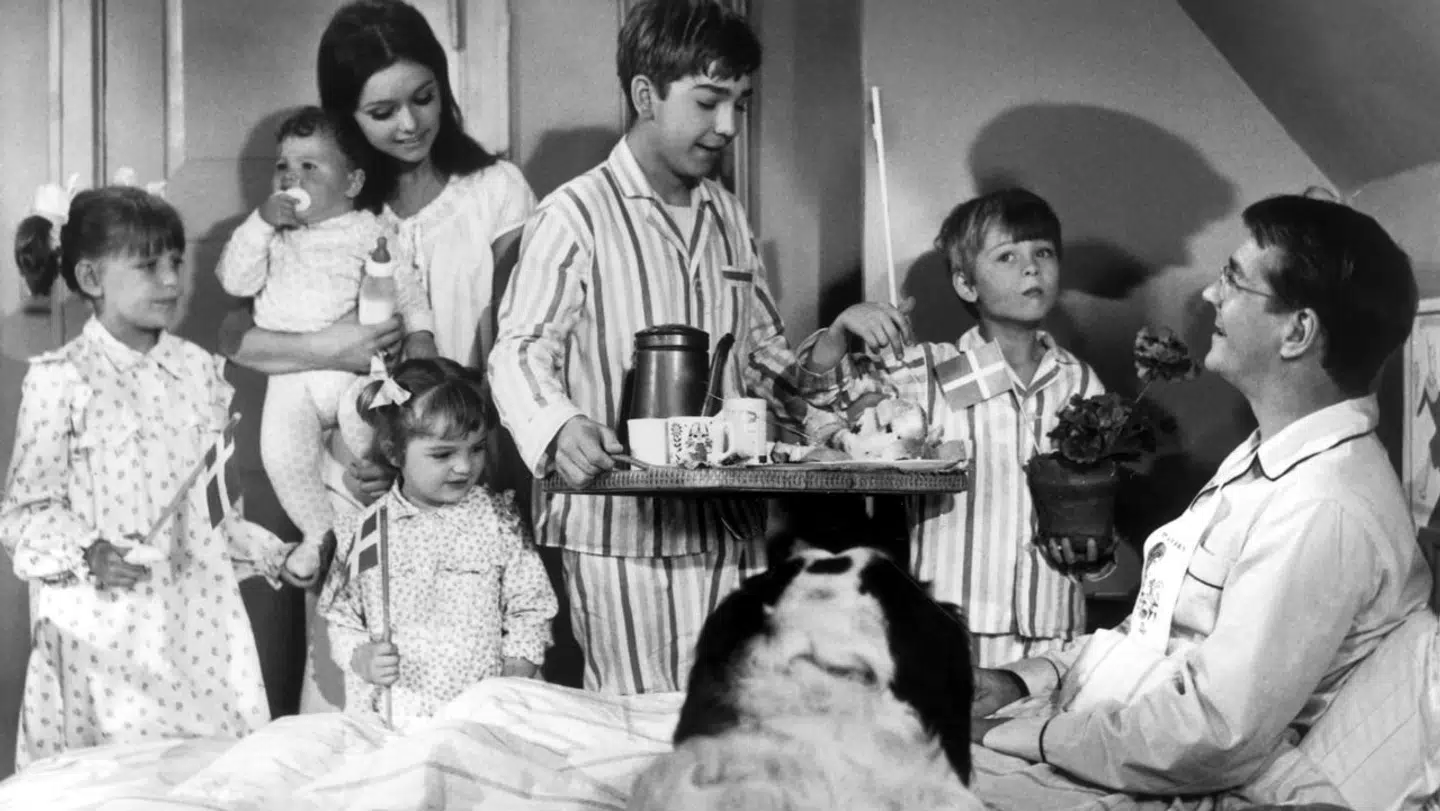 Jan Priskorn Schmidt i filmen 'Min søsters børn' fra 1966. Det er Jan, der holder bakken med morgenmad.