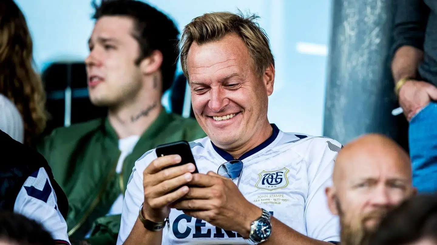 Fodboldklubben AGF fylder meget for Rasmus Tantholdt, hvorfor han også havde et tørklæde på til brylluppet.