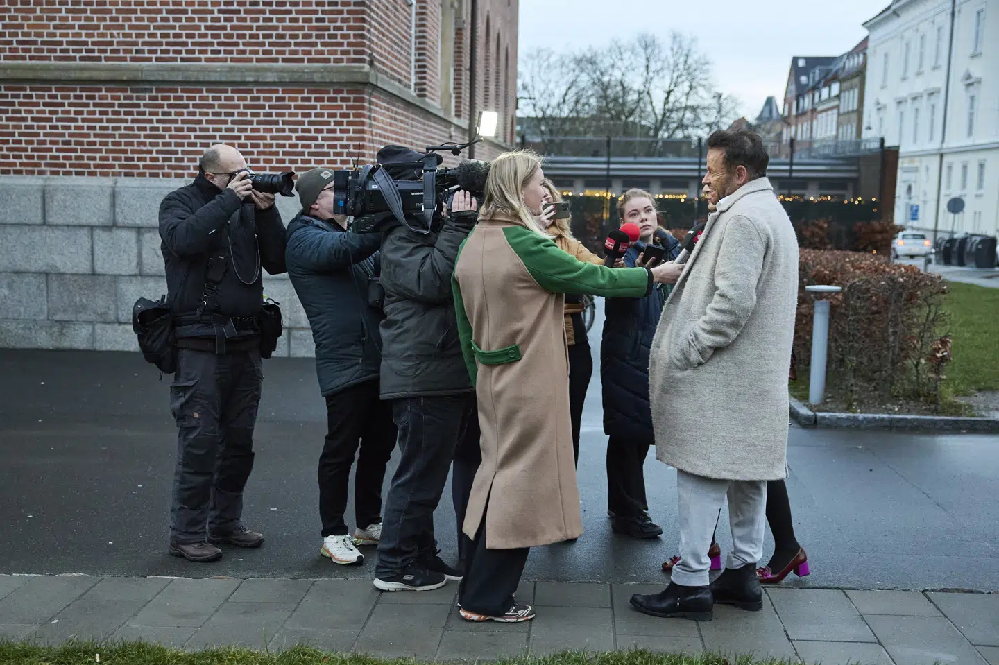 Dennis Knudsen er torsdag dømt for vanvidskørsel og for forsætlig fareforvoldelse. Han frakendes retten til at køre bil et år, ligesom bilen konfiskeres.