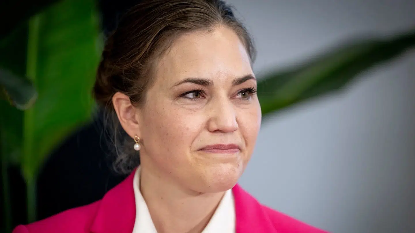 Det var en tydeligt berørt Marie Bjerre, der skulle overdrage ministeriet til Mia Wagner.