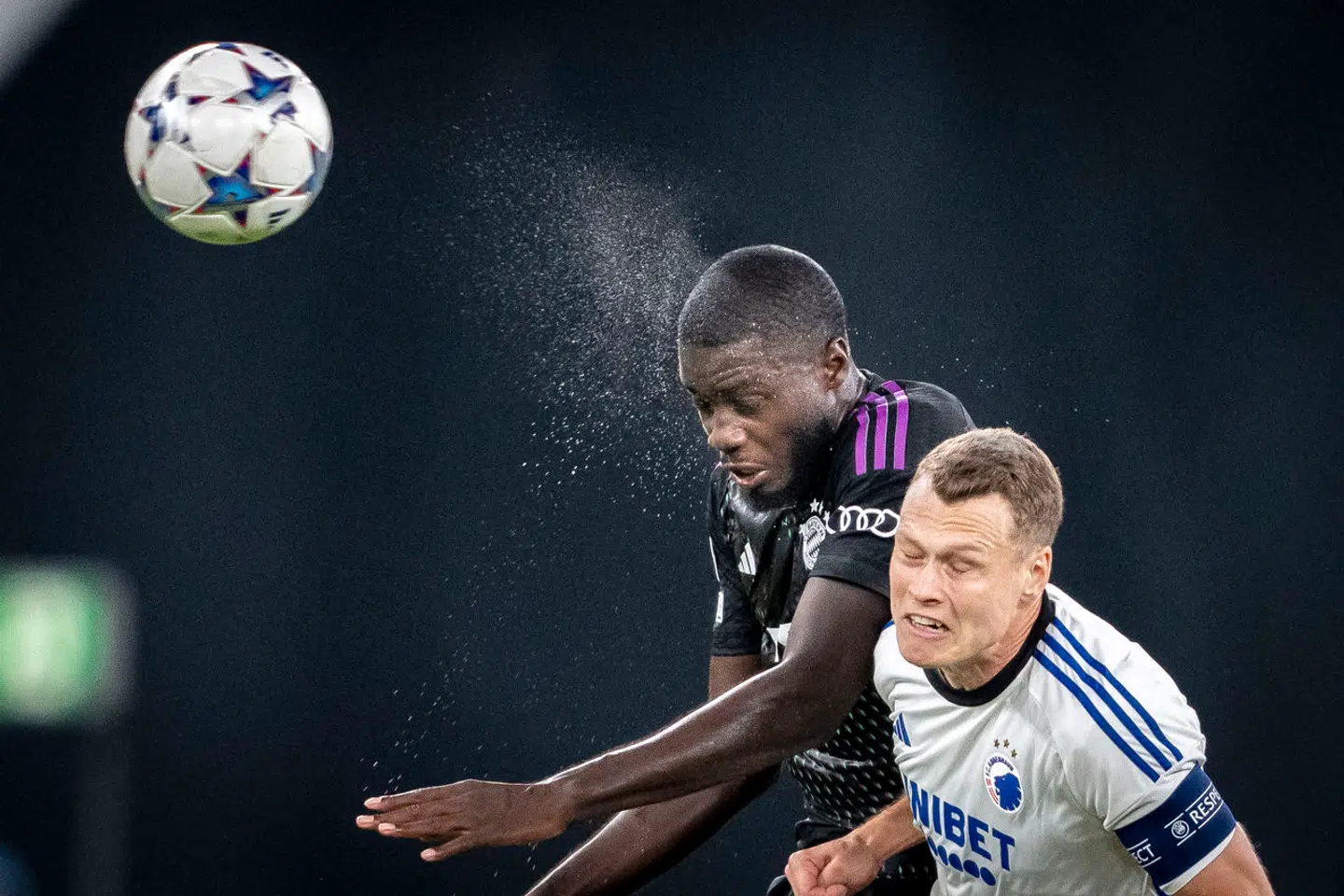 FC Bayern Münchens Dayot Upamecano og FC Københavns Viktor Claesson under Champions League-kampen mellem FC København og FC Bayern München i anden runde i gruppe A i Parken.
