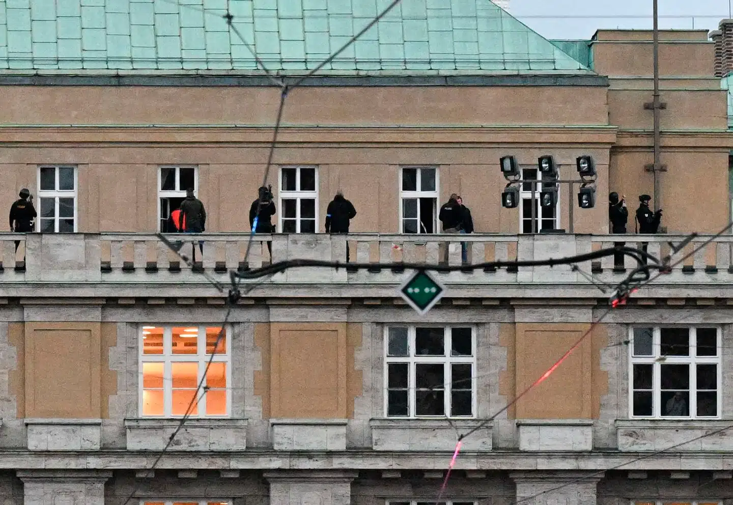 Tjekkisk politi er talstærkt til stede på universitetet.