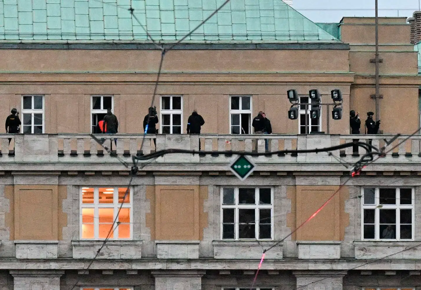 Tjekkisk politi er talstærkt til stede på universitetet.