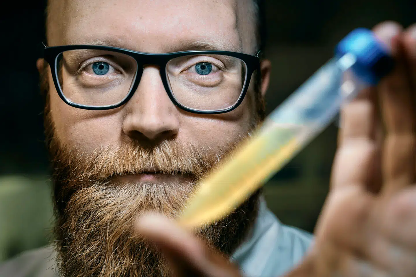 Alexander Byth Carstens er sikker på, at det, han forsker i, kommer til at blive et nyt mirakelmiddel. Det bliver bare senere, end det burde, siger han. For lovgivningen spænder ben.