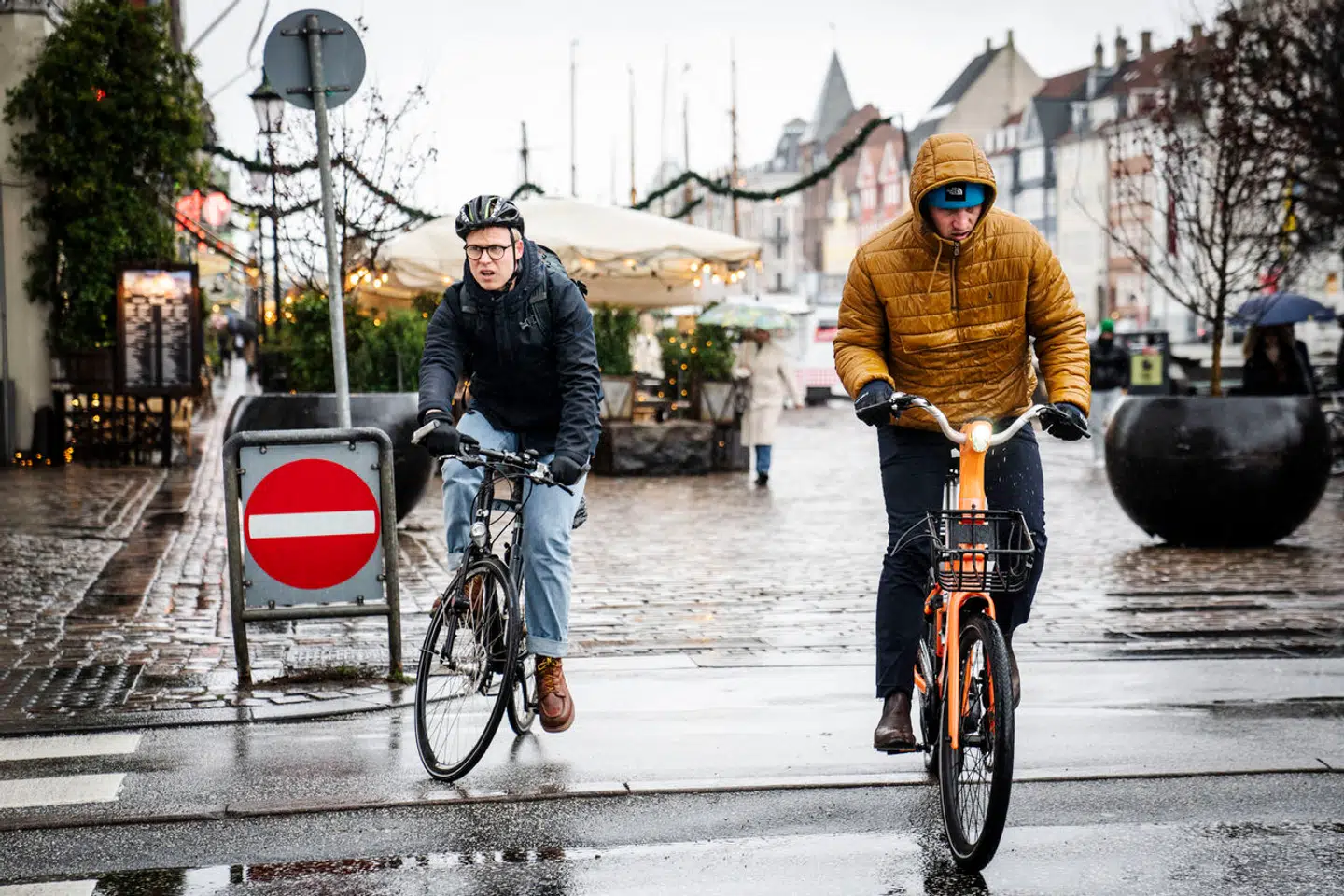 Stormen Pia ramte Danmark torsdag og fortsætter fredag med vindstød, der kan nå orkanstyrke. Stormen truer nogle af årets travleste rejsedage.