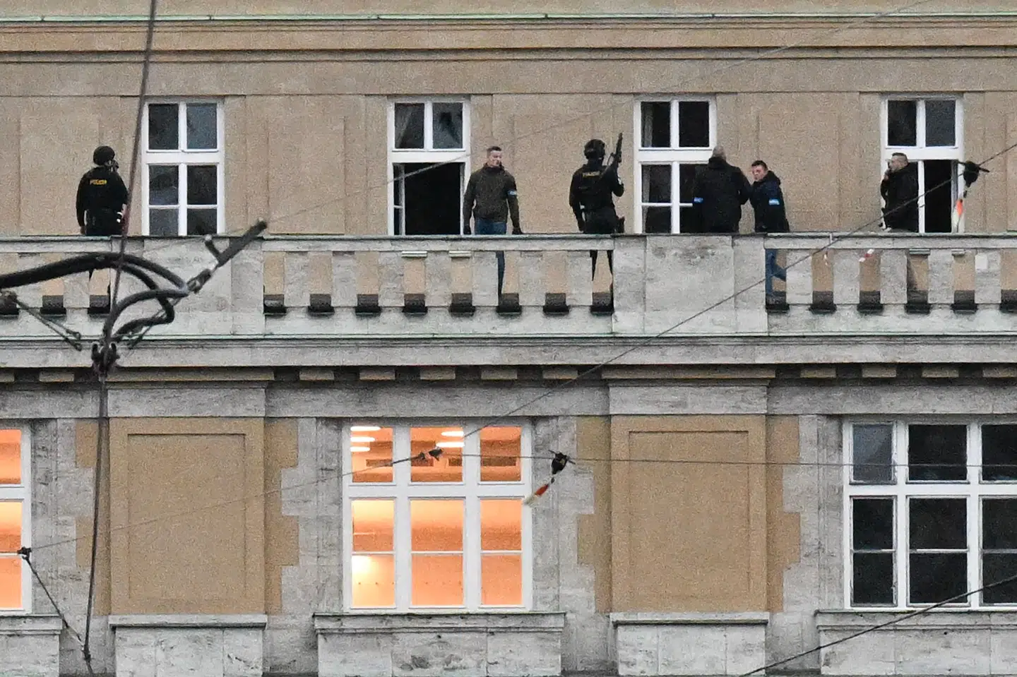 Politi går på en balkon på Karlsuniversitetet i Prag, hvor der torsdag har været masseskyderi.