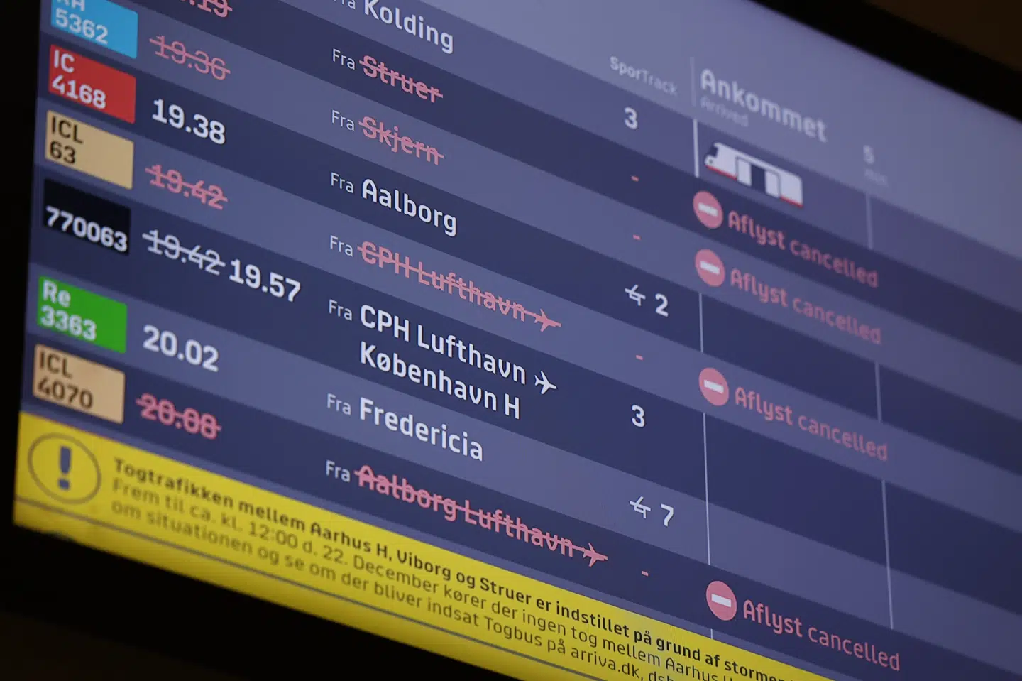 Stormen Pia har ført til aflysninger af tog samt lukning af broer.