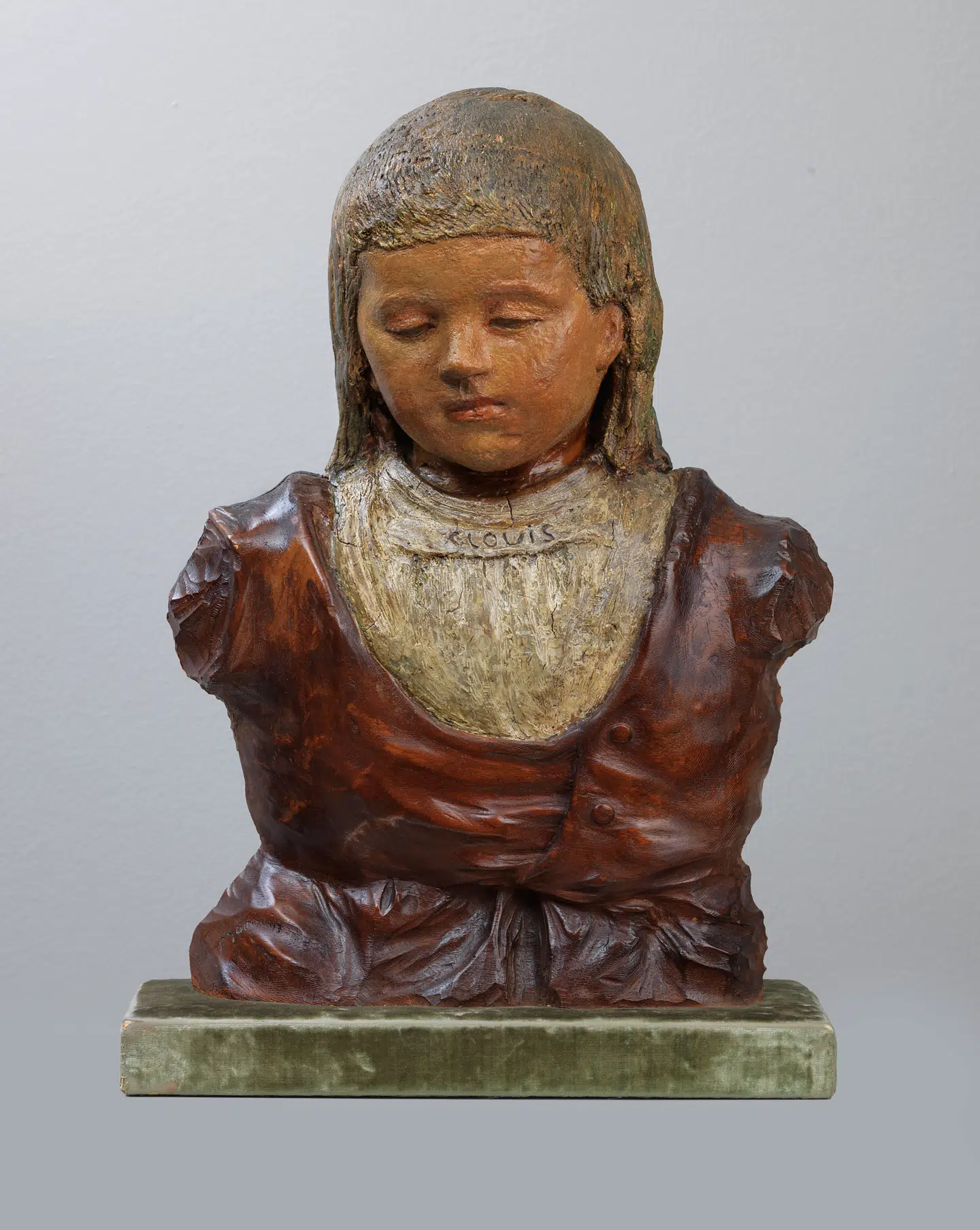 Busten af Clovis er modelleret i voks oven på en trætorso, som sandsynligvis er et stykke gammel kirkekunst.