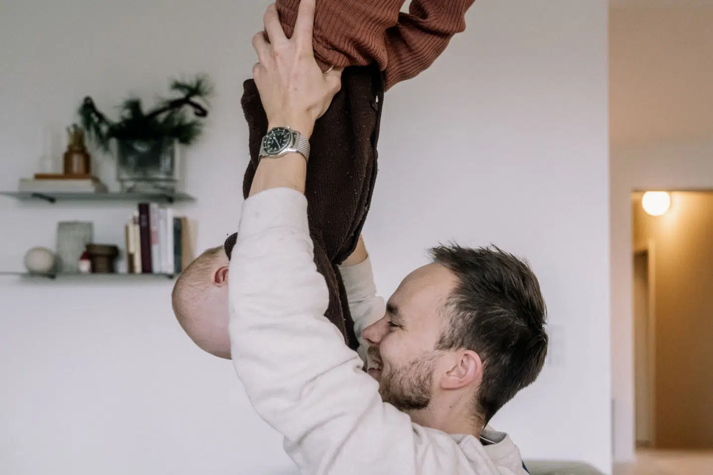 Filip Patrzalek Kaas indrømmer, at det er »kaos«, når man både skal passe et fuldtidsarbejde og et barn. Han mener dog, det er godt givet ud.