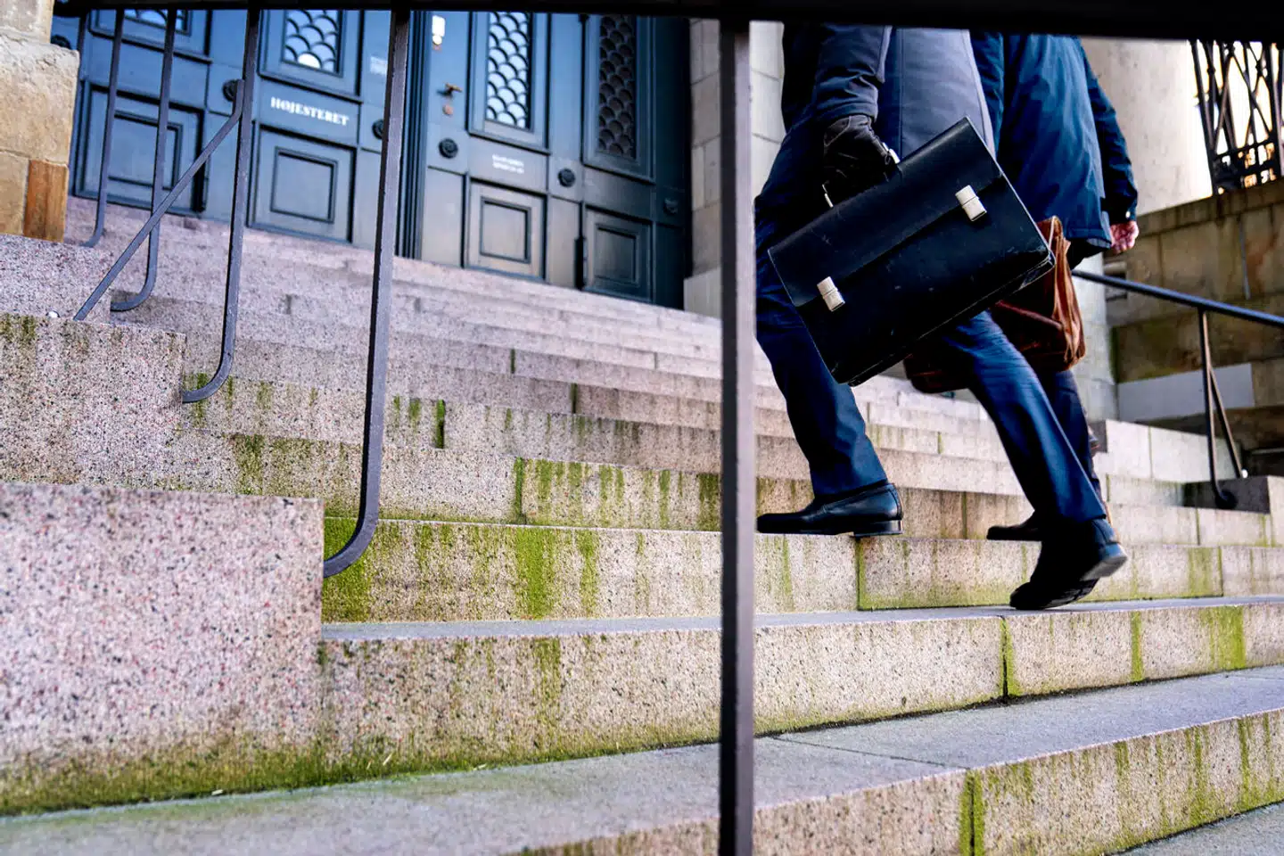 »Vi ved derfor mere om oprettelse af fremtidsfuldmagter, end vi ved om, hvordan de så fungerer i praksis. Det sidste må vise sig hen ad vejen, og det er i den forbindelse glædeligt, at man – efter gentagen kritik af manglende offentliggørelse af praksis i Berlingskes brevkasse – er begyndt at offentliggøre afgørelser,« skriver advokat Allan Ohms.