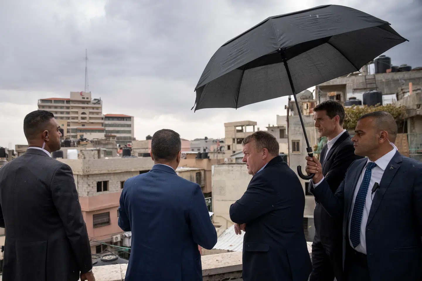 Nikolaj Villumsen og Clara Turms mener, at det er absurd, at EU bryster sig af at beskytte menneskerettighederne, når man samtidig svækker noget så basalt som retten til at søge asyl. På billedet besøger udenrigsminister Lars Løkke Rasmussen Al Am'ari flygtningelejren i al-Bireh, på den besatte vestbred.