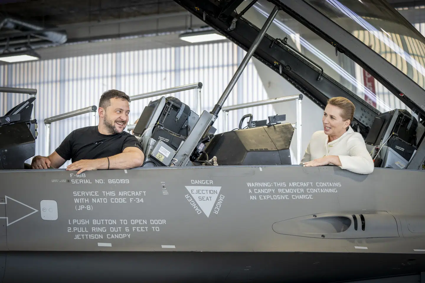 Ukraines præsident, Volodymyr Zelenskyj, og statsminister Mette Frederiksen ser på F-16 kampfly på Skrydstrup Airbase i Vojens.