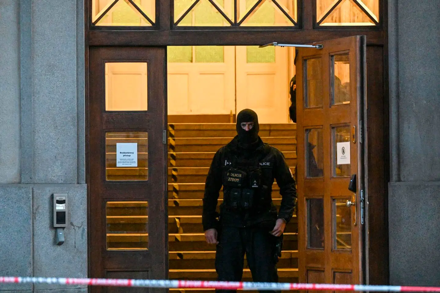 Politiet evakuerede studerende fra Karlsuniversitetet i det centrale Prag torsdag eftermiddag.