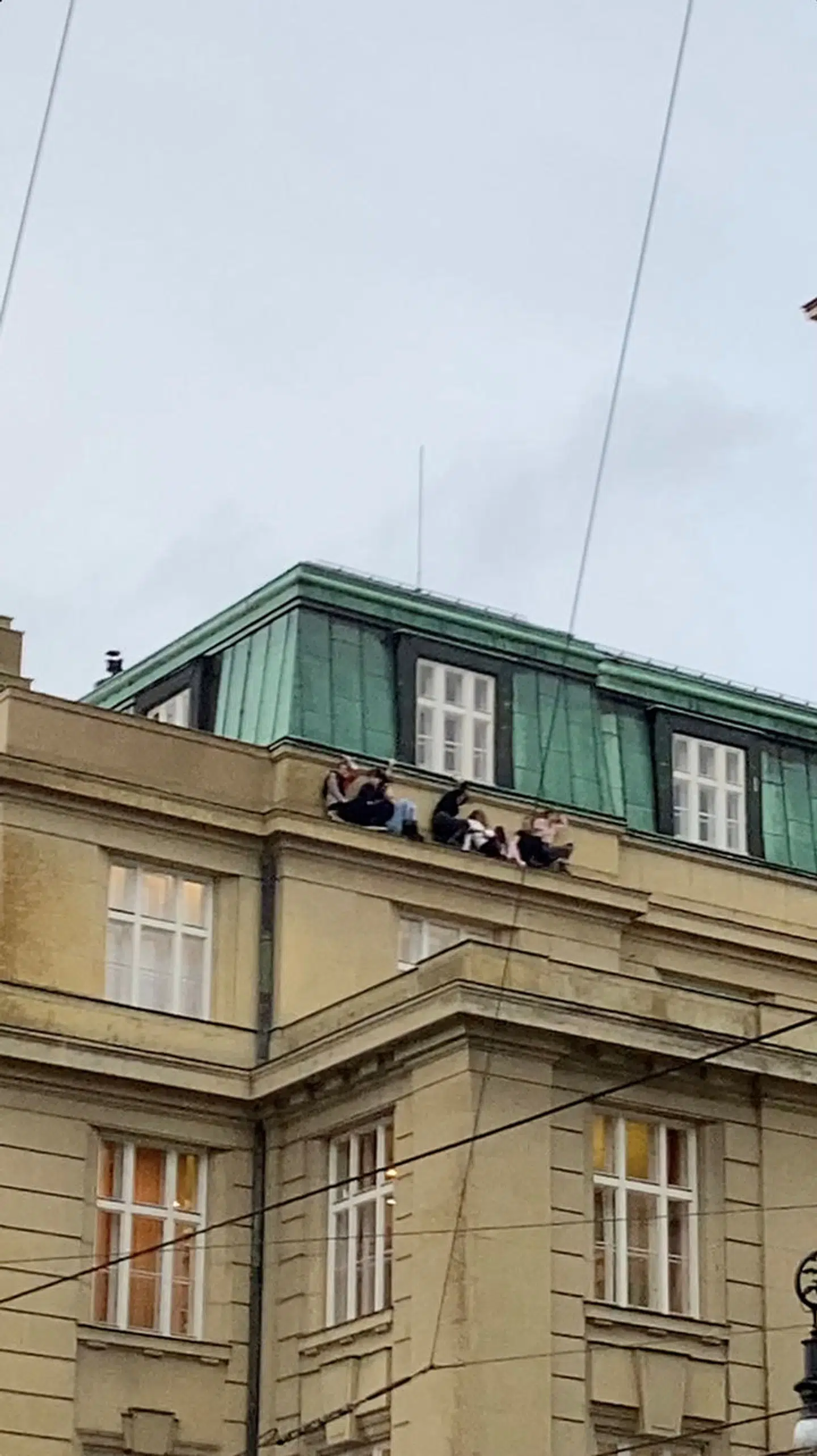 Studerende forsøger at gemme sig for gerningsmanden, der torsdag dræbte 14 på universitetet i Prag.