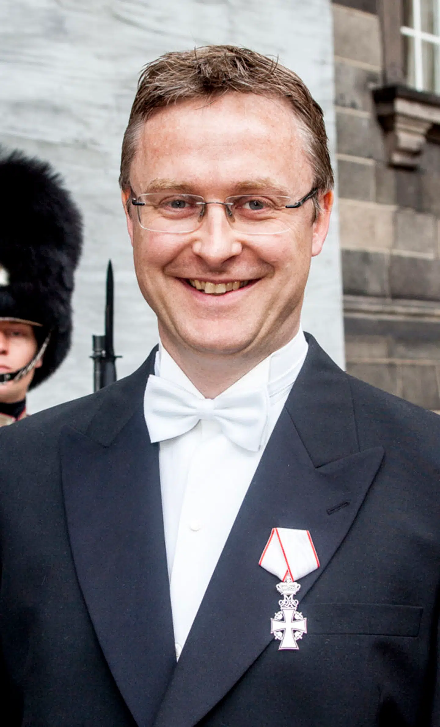 Her er Venstres Jacob Jensen. Her har han lige fået en medalje, så han var rigtig glad. Det er også dejligt med sådan en medalje, men det ville være endnu dejligere for os alle sammen, hvis hr. Jensen, der er minister for fødevarer, landbrug og fiskeri, gjorde det til sin mission at få fjernet eller sænket momsen på ferske fødevarer, hvilket man har i ALLE andre EU-lande.