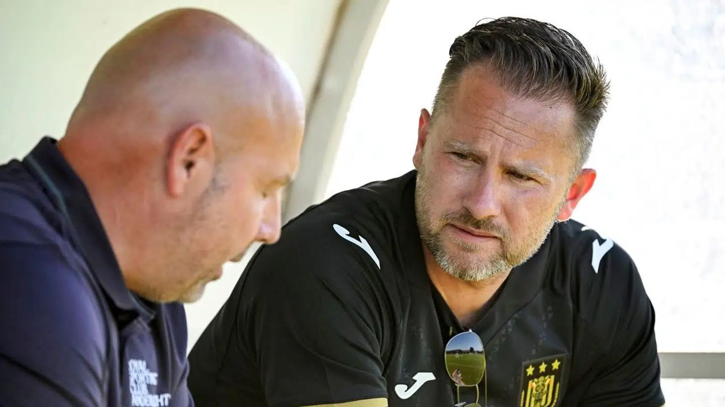 Jesper Fredberg i samtale med sin cheftræner Brian Riemer.