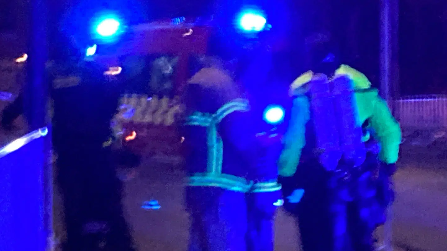 Dykkere er på stedet. Alle personer skulle være reddet op af vandet nu.