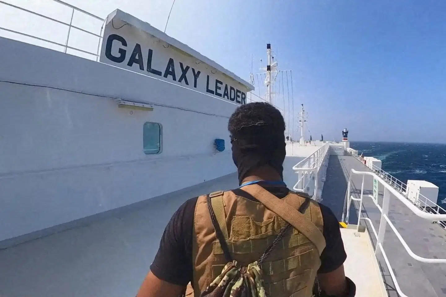 En Houthi-oprører står på et fragtskib i Det Røde Hav på dette billede, der er offentliggjort af et Houthi-styret medie i slutningen af november. (Arkivfoto).