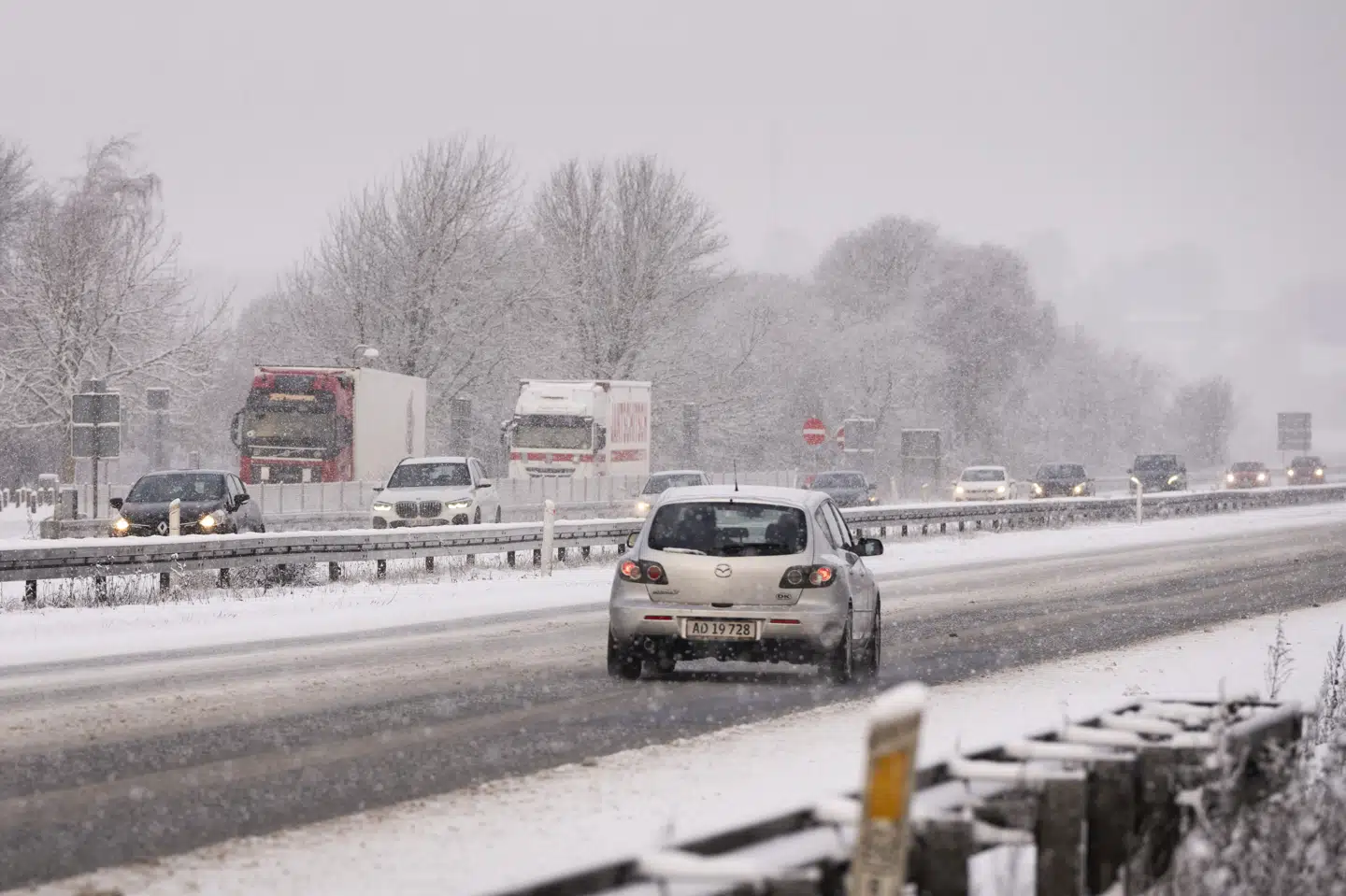 Der er faldet sne i løbet af natten, og derfor kan man vågne til glatte veje rundt om i landet. Kør og gå efter forholdene, lyder det fra DMI. (Arkivfoto).
