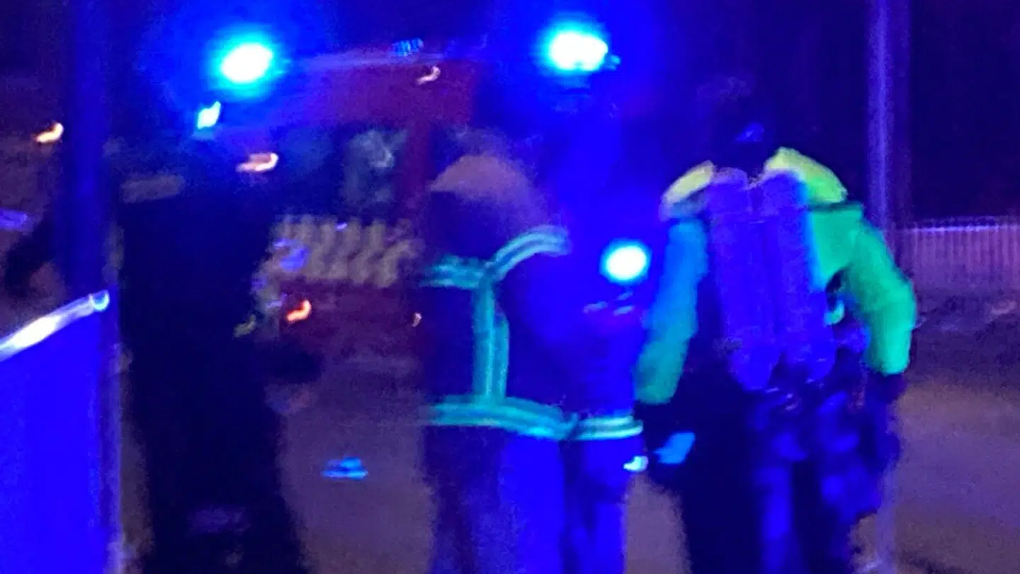 Dykkere fra Hovedstadens Beredskab var på stedet og fik hjulpet det ældre ægtepar op af vandet, efter at forbipasserende havde fået ægteparret ud af bilen.