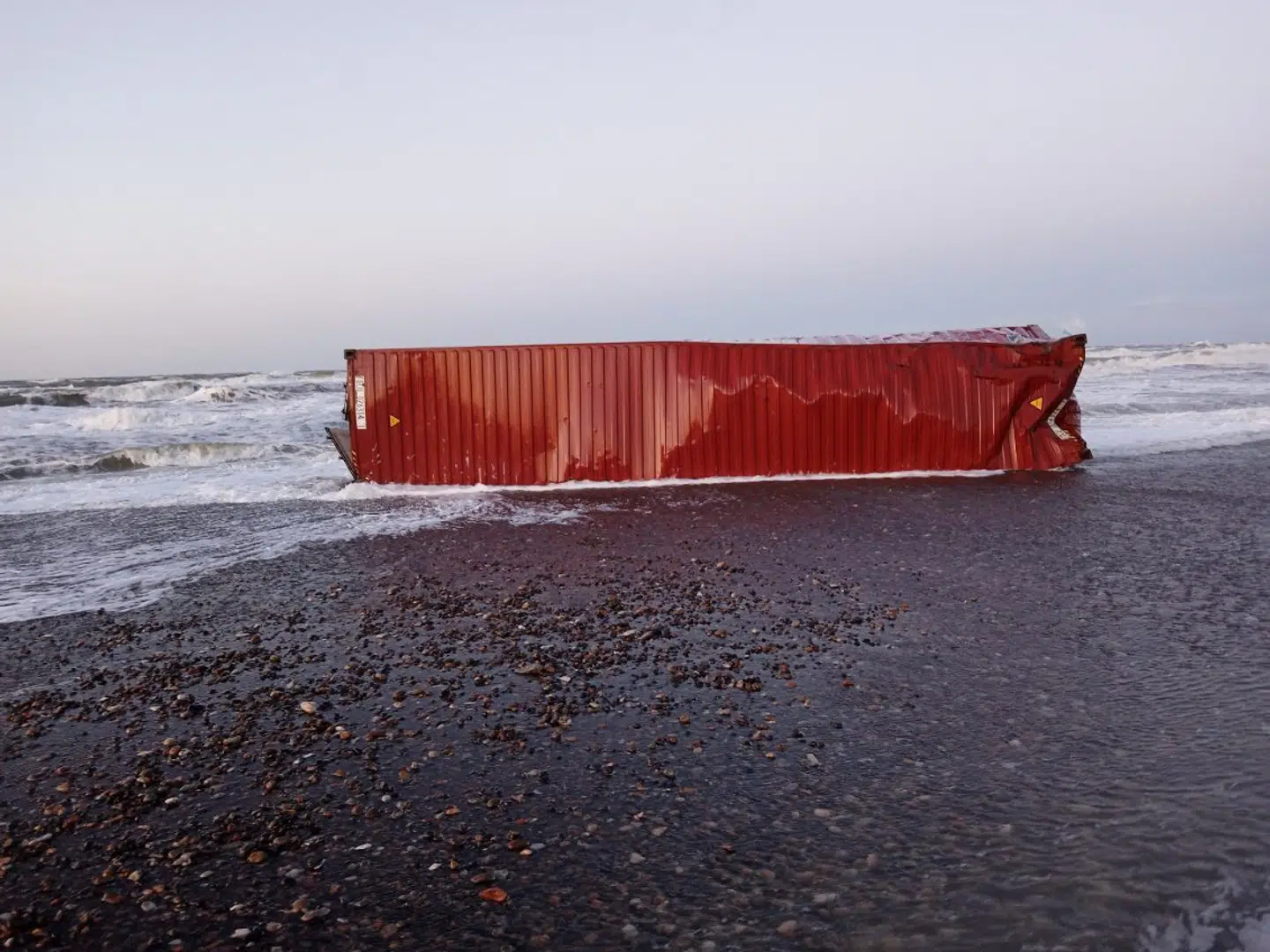 På billedet ses en af containerne, der røg af Mærsk-skibet under stormen Pia og nu er drevet i land på Tranum Strand.