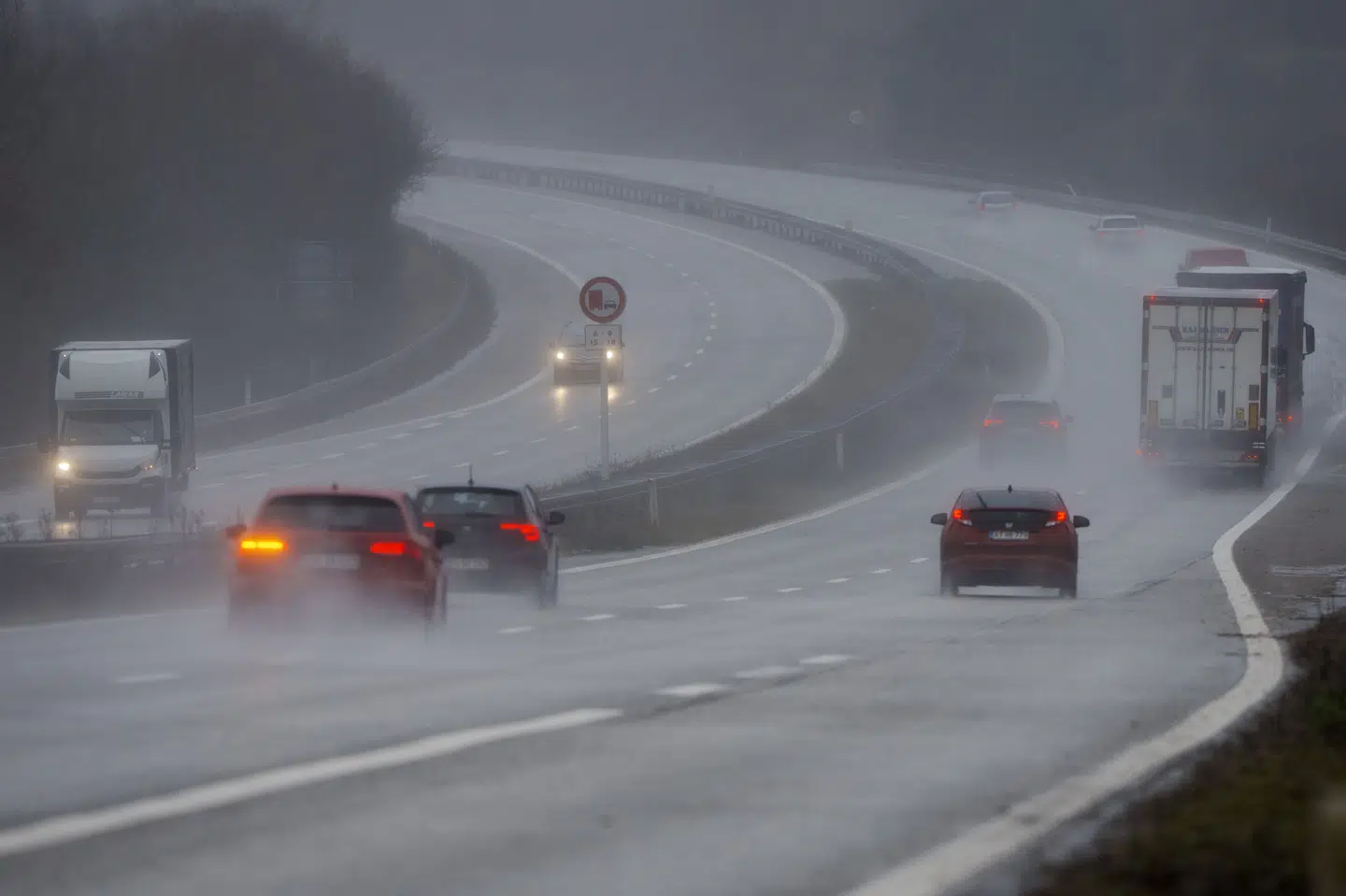 Bilister opfordres til at holde afstand og køre langsommere end normalt, så de kan nå at reagere, hvis der er udsigt til et biluheld. (Arkivfoto).