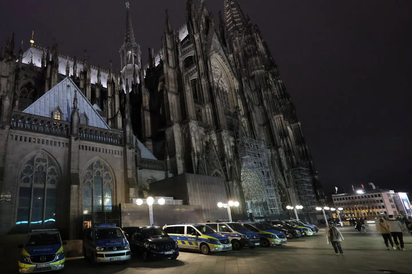 Tysk politi er lørdag aften til stede ved domkirken i Köln. Ifølge Bild er bombehunde ved at gennemsøge kirken, og besøgende vil blive screenet inden julegudstjeneste.