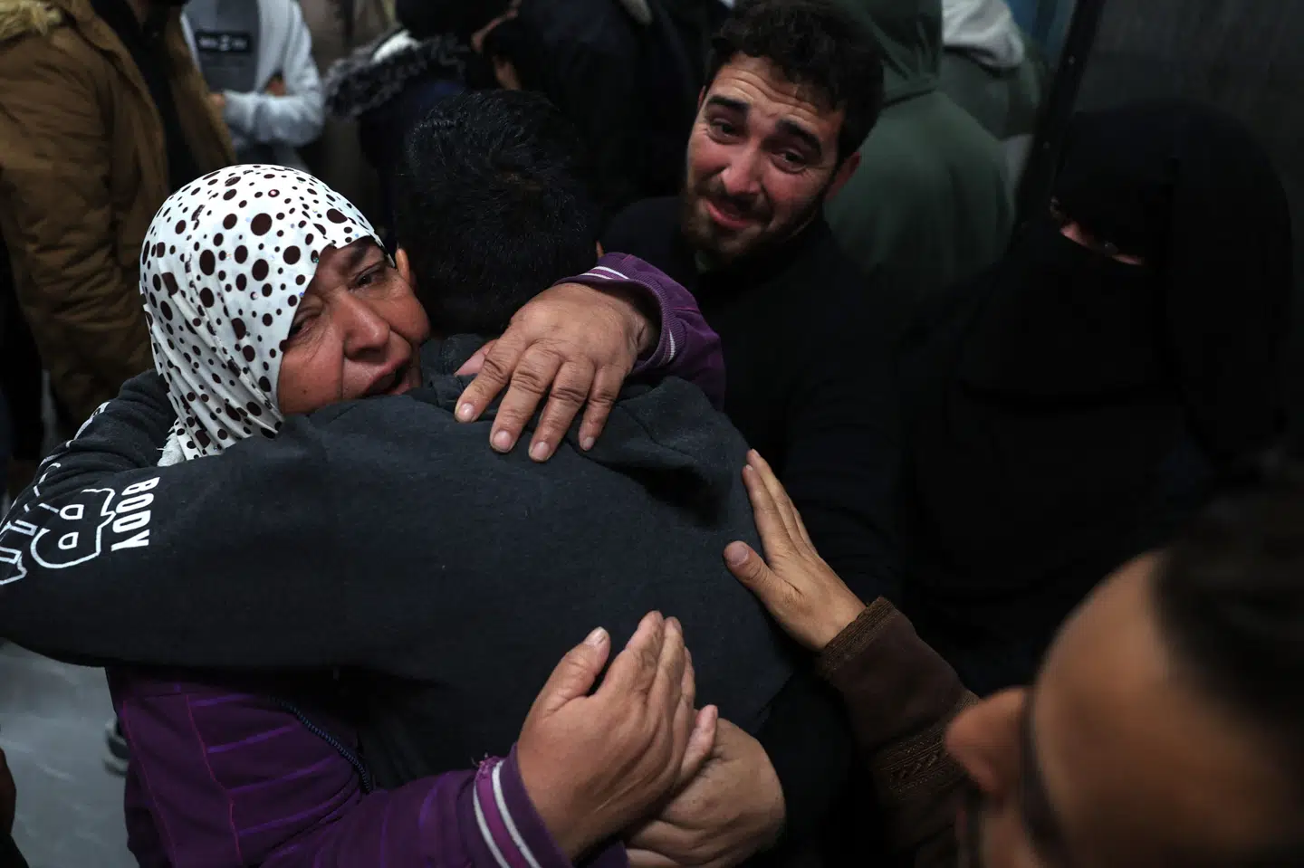 Familiemedlemmer til dræbte palæstinensere sørger på et hospital i Gazastriben. (Arkivfoto).
