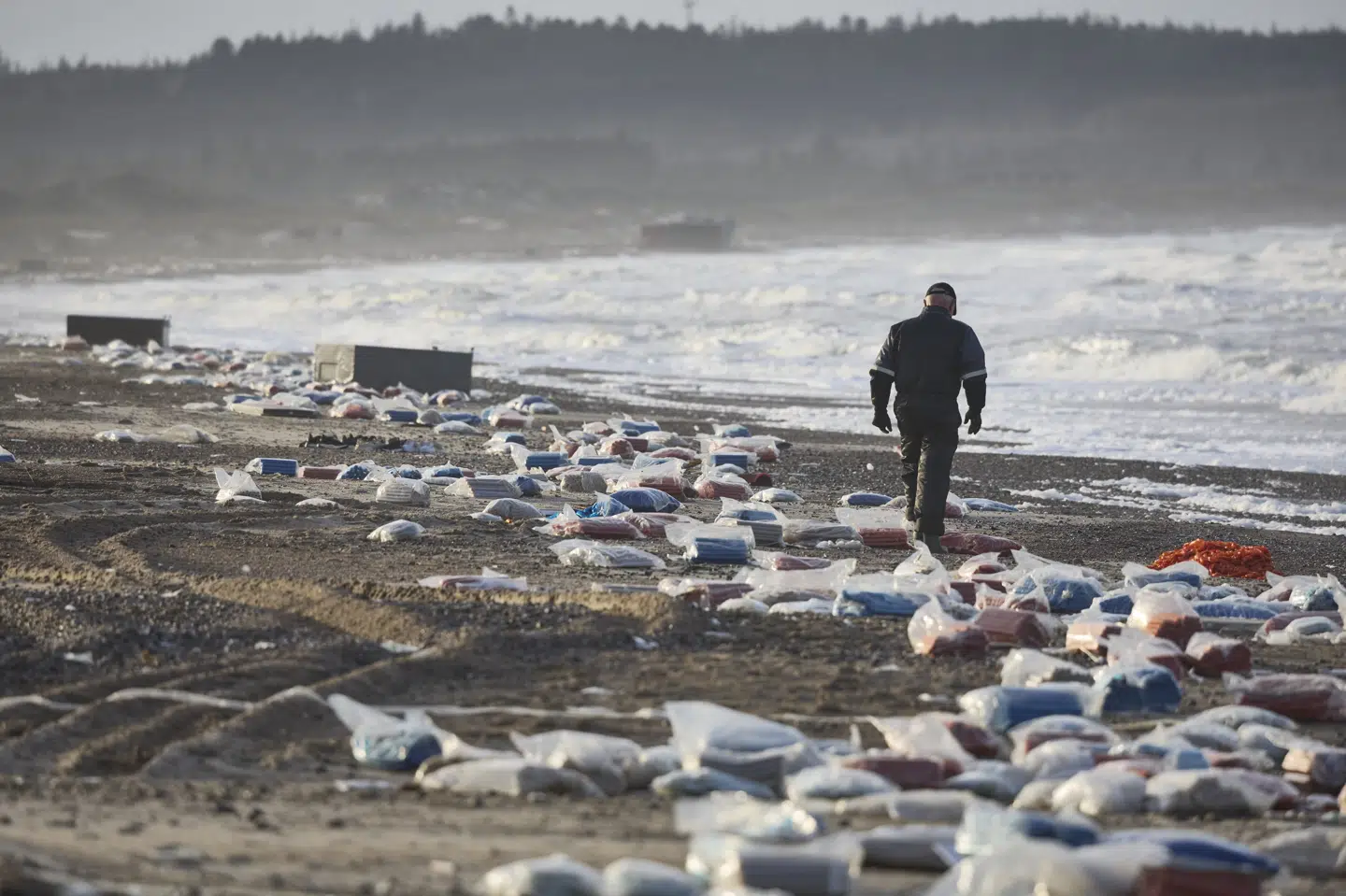 Et Mærsk-skib tabte under stormen Pia fredag 46 containere ud for den nordjyske kyst. På dette billede se containere, der er skyllet op på stranden mellem Tranum og Slette Strand.