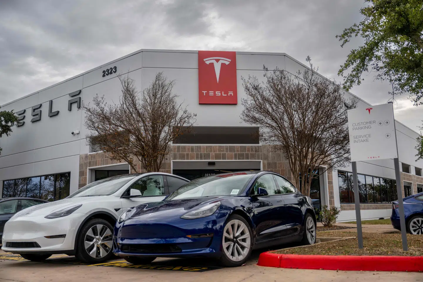 I forbindelse med et rutinetjek 6. december fandt Tesla, at ulåste døre kan åbne ved en fejl, hvis bilen kører galt. Det gælder biler af modellen S og X fra 2021-2023 i USA. (Arkivfoto).